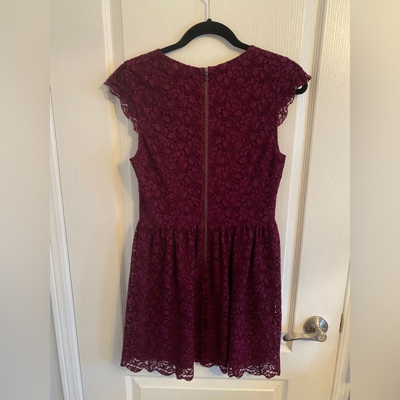 Aritzia Talula Lace Dress - size 8 - Picture 2 of 3